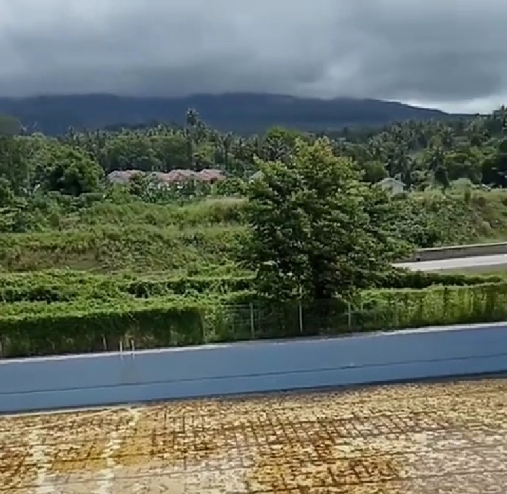 Kolam renang milik Pemkot Bitung di Kelurahan Sagerat Weru II. (Franky Sumaraw)