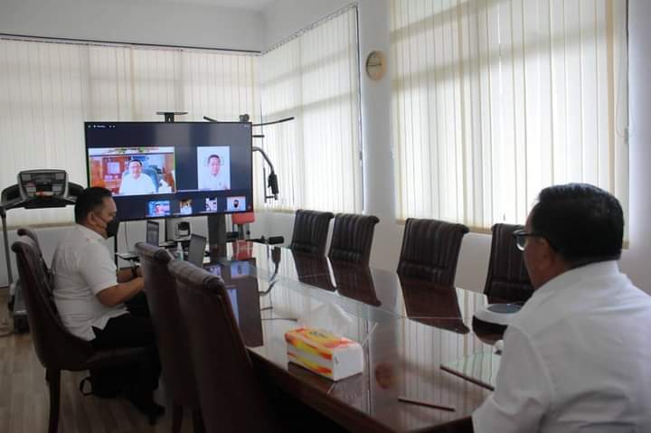Wali Kota Bitung Ir Maurits Mantiri MM didampingi Kabag Protokol dan Komunikasi Pimpinan Albert Sergius saat memimpin rapat virtual. (Istimewa)