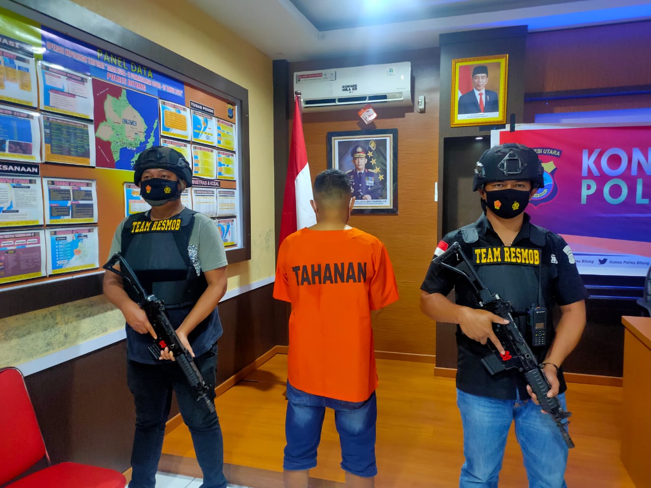 Tersangka saat dihadirkan dalam konferensi pers di Aula Mapolres Bitung.(Franky Sumaraw)