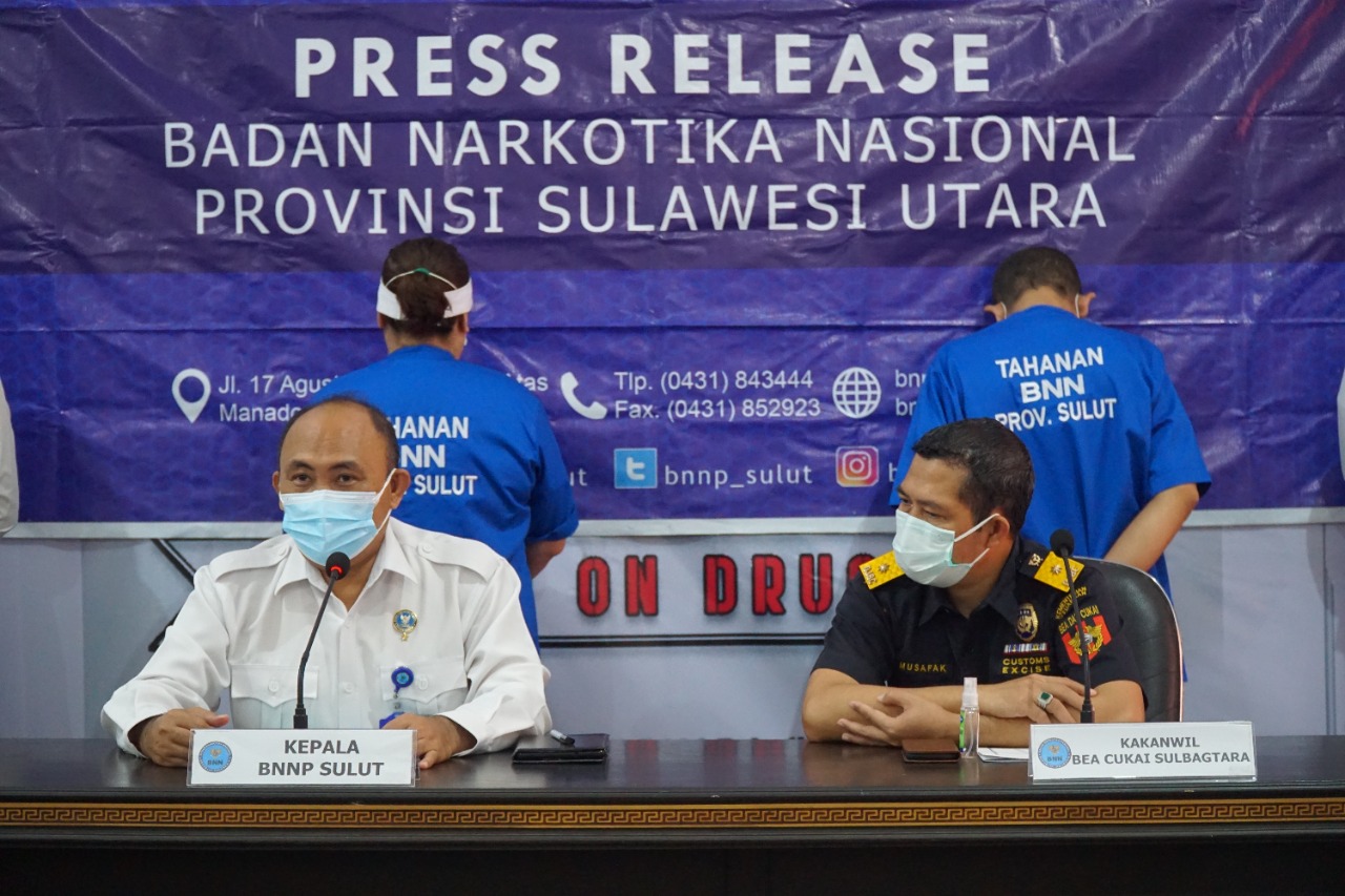 Kepala Bidang kepatuhan internal kanwil Bea dan cukai sulbagtara, musafak dan Kepala BNNP Sulut melakukan konferensi pers senin, (12/7).