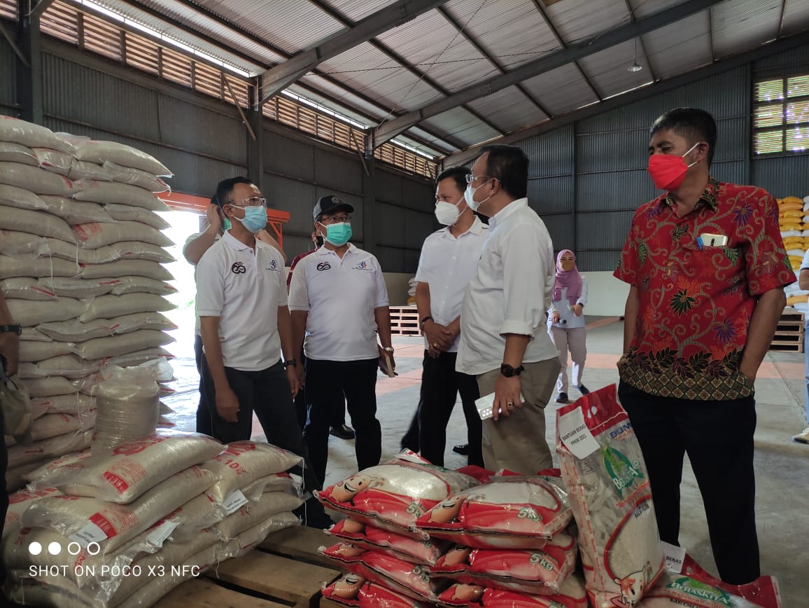 Kepala Perwakilan BPKP Sulut Setya Nugraha didampingi Kepala Bulog Divre SulutGo Eko Hari Kuncahyo, bersama jajaran Dinas Sosial saat meninjau kualitas beras Bansos yang akan disalurkan,  Minggu (18/7). (Ayurahmi Rais/MP)