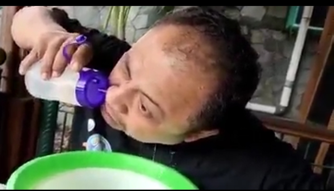 Tangkapan layar video saat Ahli Virus Indro Cahyono, mempraktekkan