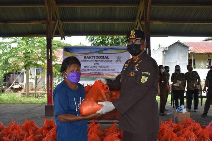 Kajari Bitung Frenkie Son saat memberikan bantuan kepada masyarakat terdampak pandemi dalam kegiatan bakti sosial di Kelurahan Sagerat, Kecamatan Matuari Bitung.(Istimewa)