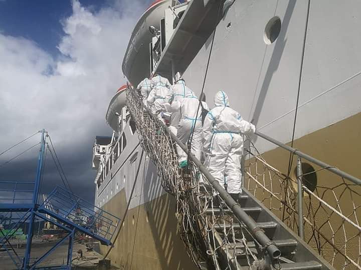 Petugas kesehatan menaiki kapal di dermaga Pelabuhan Bitung beberapa waktu lalu.(Istimewa)