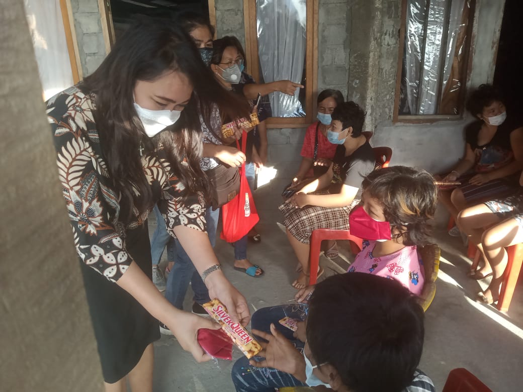 PEDULI: dr Kartika Devi Kandouw-Tanos saat memberikan masker dan coklat serta bantuan lain bagi Panti Asuhan Permuti. (Balladewa/MP)