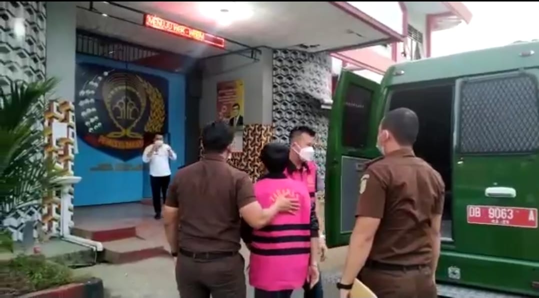 Kedua terpidana saat dieksekusi penyidik Pidsus Kejari Manado ke Lapas Tuminting.