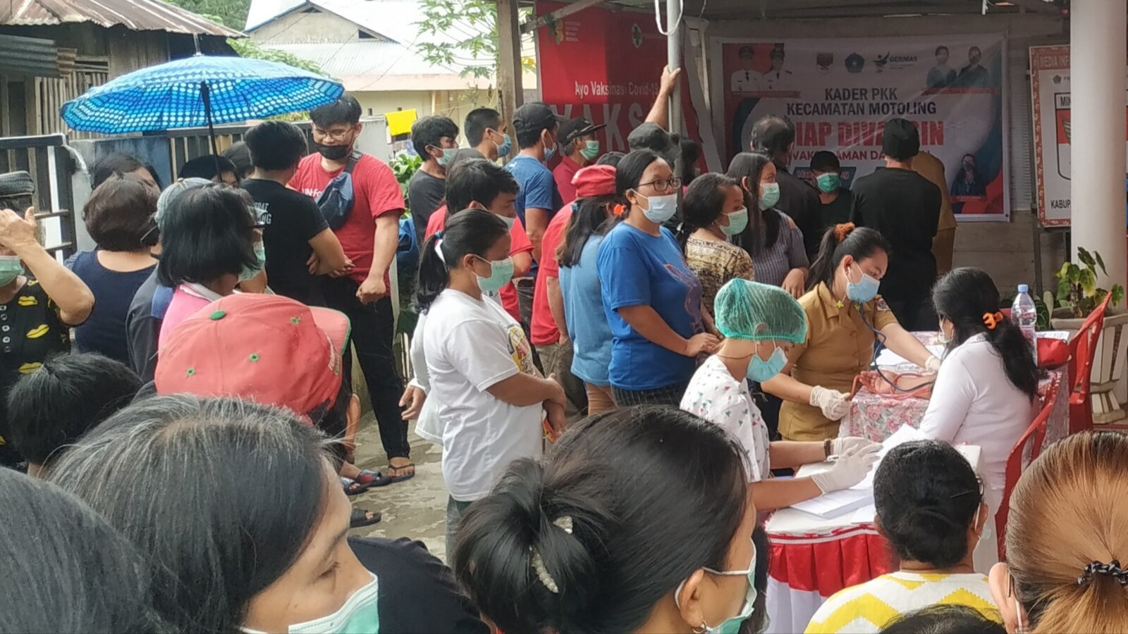 Pelaksanaan vaksinasi di salah satu desa ini melanggar protokol kesehatan. Lebih disayangkan pihak penyelenggara vaksin dalam hal ini puskesmas tidak ada upaya menegur dan terkesan membiarkan.