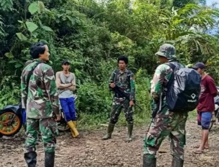 Prajurit TNI Komando Operasi Gabungan Khusus (Koopsgabssus) Tricakti usai melakukan penyergapan teroris MIT Poso. (ANTARA/HO-Puspen TNI ) 