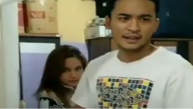 Anoure Aslama dan Prillia Berliani, Pramugara dan Pramugari Lion Air yang kepergok selingkuh.