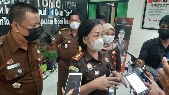 BERI PENJELASAN: Kajari Tomohon Fien Ering saat diwawancarai awak media, beberapa waktu lalu 