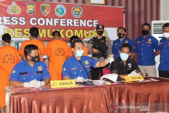 Satuan Narkoba Kepolisian Resor Kabupaten Mukomuko mengelar Press Release penangkapa seorang anggota Polri berpangkat Bripka MN (40) terkait penyalahgunaan narkoba jenis sabu-sabu. (Dok.Antarabengkulu.com)