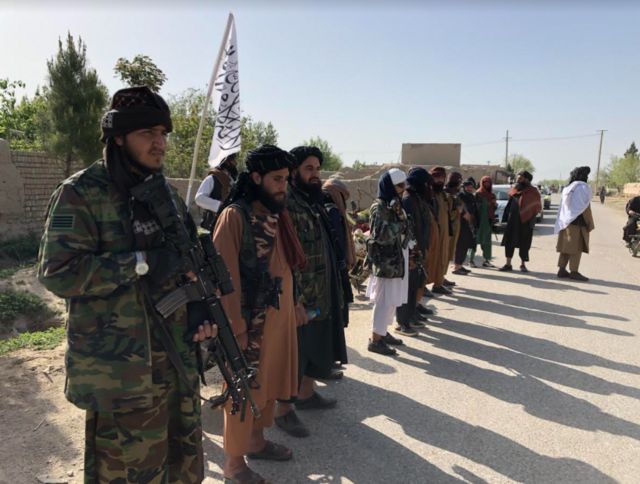 Pasukan Taliban bersenjata lengkap berjaga di pos pengecekan (Istimewa)