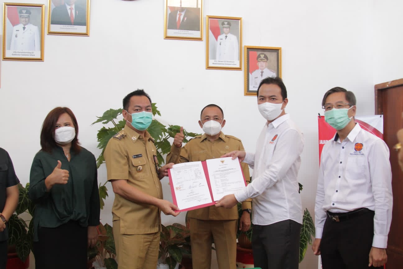 Wali Kota Tomohon Carrol Senduk bersama Wakil Wali Kota Wenny Lumentut melakukan penandatangan MoU dengan DPD REI Sulut untuk pembangunan rumah hadiah kepada Greysia Polii, Senin (9/8).