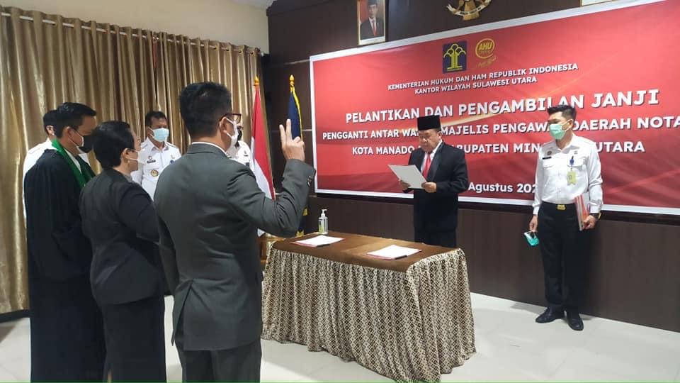 Kakanwil KemenkumHAM Sulut mengambil sumpah anggota MPDN Minut Dolly Kenap, Rabu (4/8).