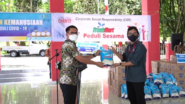 Presdir PT MSM-TTN David Sompie menyerahkan bantuan 1.000 zak beras bagi warga yang Isoman di Minut kepada Bupati Joune Ganda di pendopo Pemkab Minut, Kamis (5/8).