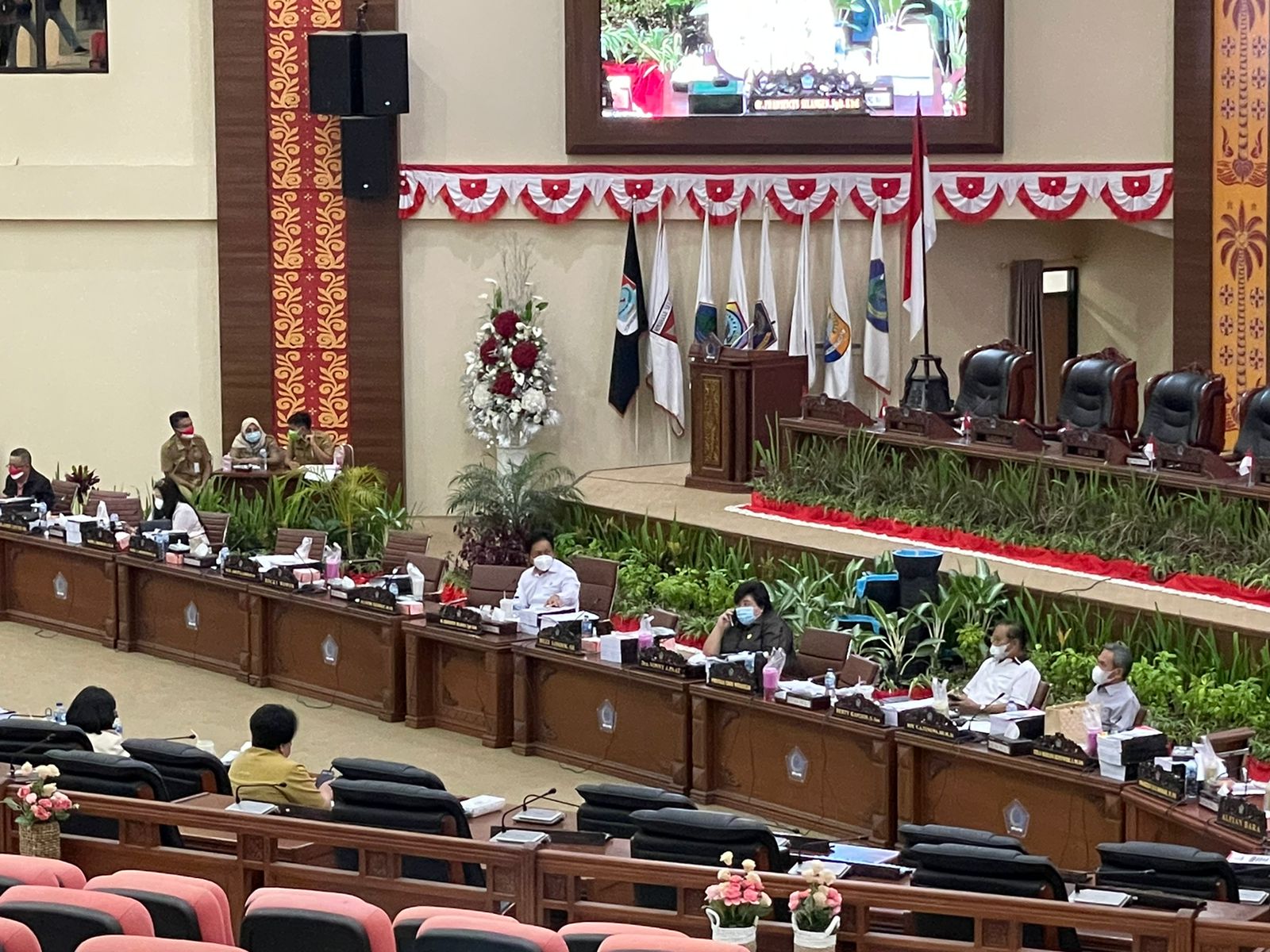 Terlihat hanya personel Fraksi PDI Perjuangan yang membahas, sambil menunggu personel empat fraksi lainnya yang berada di luar ruangan.