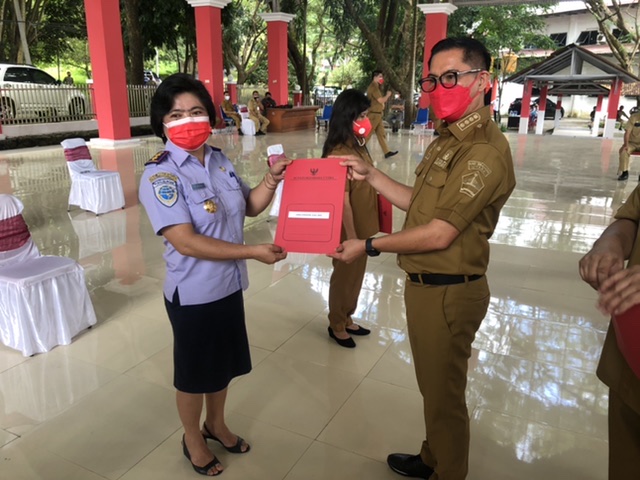 Bupati Joune Ganda menyerahkan surat pengantar tugas kepada Plt Kepala Dinas Perhubungan Minut Linda Pangau di pendopo kantor bupati, Selasa (2/8).