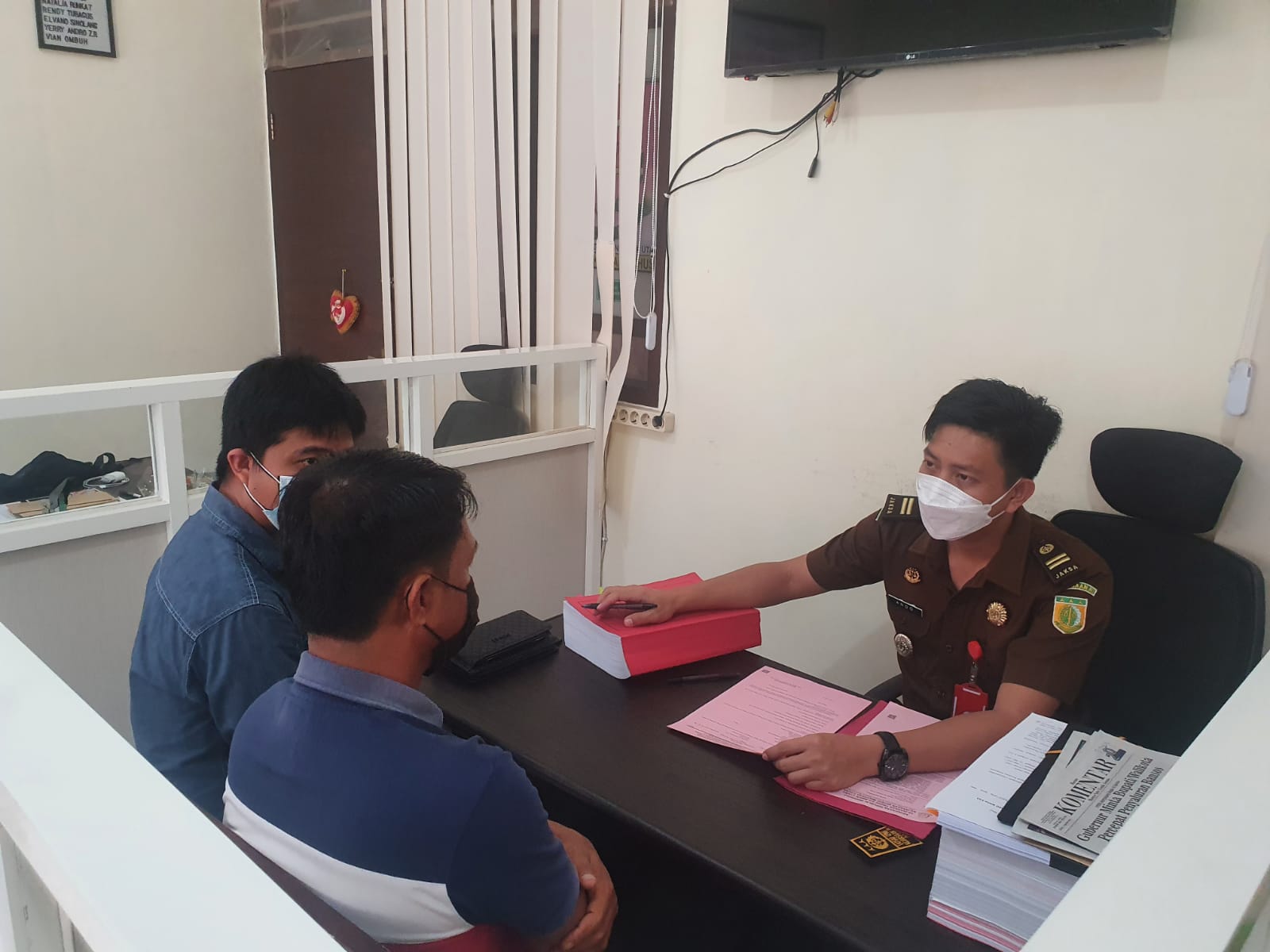 Mantan Kumtua Desa Lansa VD didampingi penasehat hukum saat diinterogasi petugas di Kejari Minut, Rabu (4/8).
