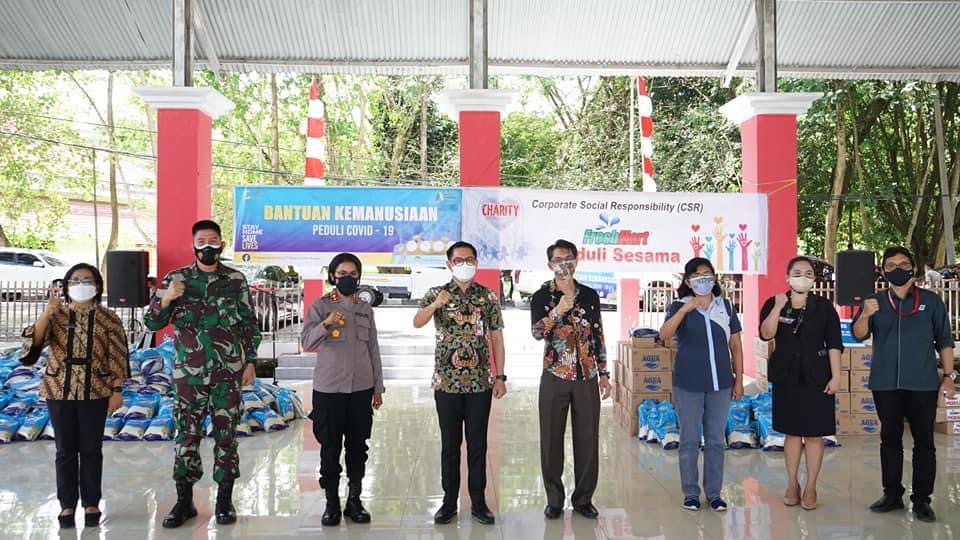 Bupati Joune Ganda bersama Kapolres AKBP Grace Rahakbau dan Pabung Kodim 1310/Bitung Mayor Inf Jemmy Lotulung bersama pimpinan perusahan swasta yang menyerahkan bantuan untuk warga terdampak Covid-19 di Pendopo Pemkab Minut, Kamis (5/8).