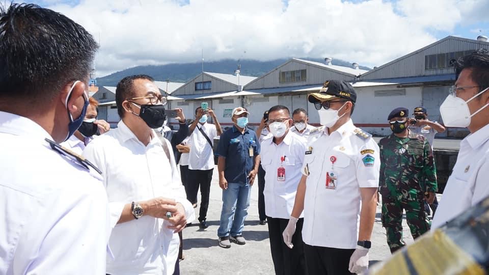 Bupati Minut Joune Ganda bersama Sekkot Bitung Audy Pangemanan didampingi pimpinan PT Pelni meninjau KM Tatamailau yang akan dijadikan tempat isoman, Rabu (4/8).