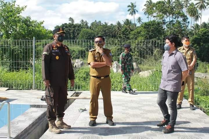 Wali Kota Bitung Maurits Mantiri bersama Forkopimda memantau Kolam Renang Sagerat.(Istimewa)