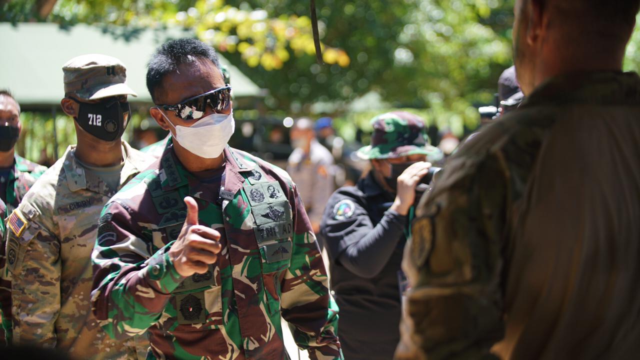 LATIHAN TEMPUR: KASAD Jenderal Andika Perkasa pantau langsung aksi ribuan prajurit gabungan dari TNI AD dan US Army di Makalisung, Minahasa, Senin (9/8).