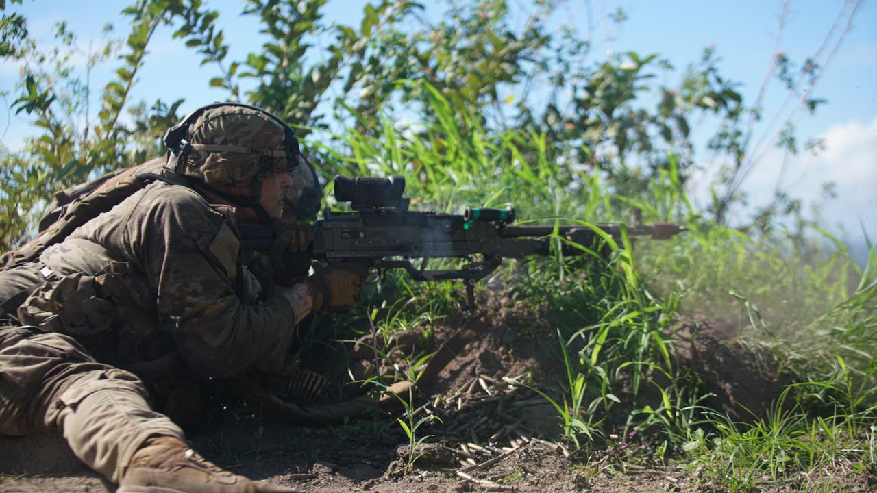 LATIHAN TEMPUR: Aksi prajurit gabungan dari TNI AD dan US Army di Makalisung, Minahasa, Senin (9/8).