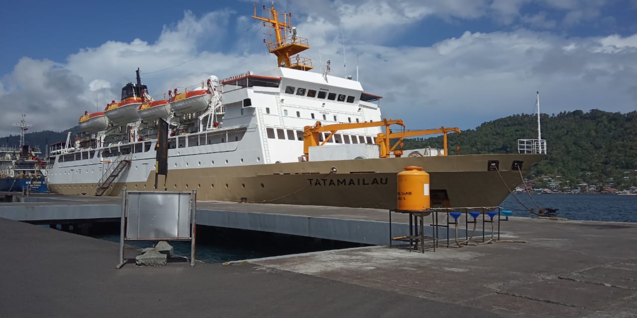 KM Tatamailau saat sandar di Pelabuhan Bitung. (FRANKY SUMARAW) 