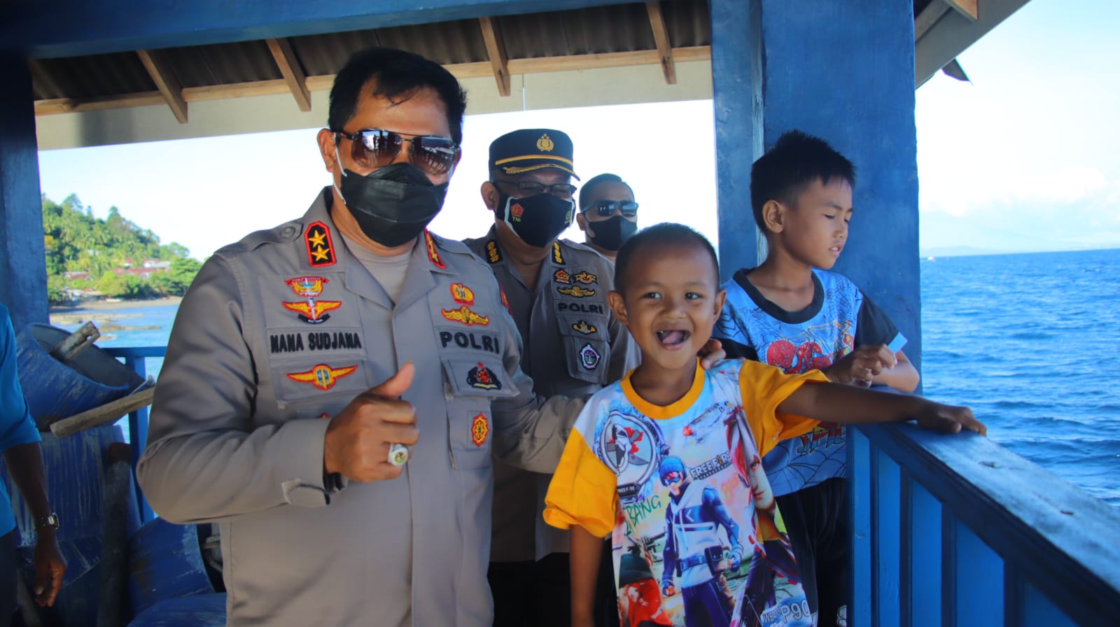 Kapolda Sulut Irjen Pol Nana Sudjana, bersama anak-anak kepulauan di Manado Tua, di sela-sela penyaluran bansos.
