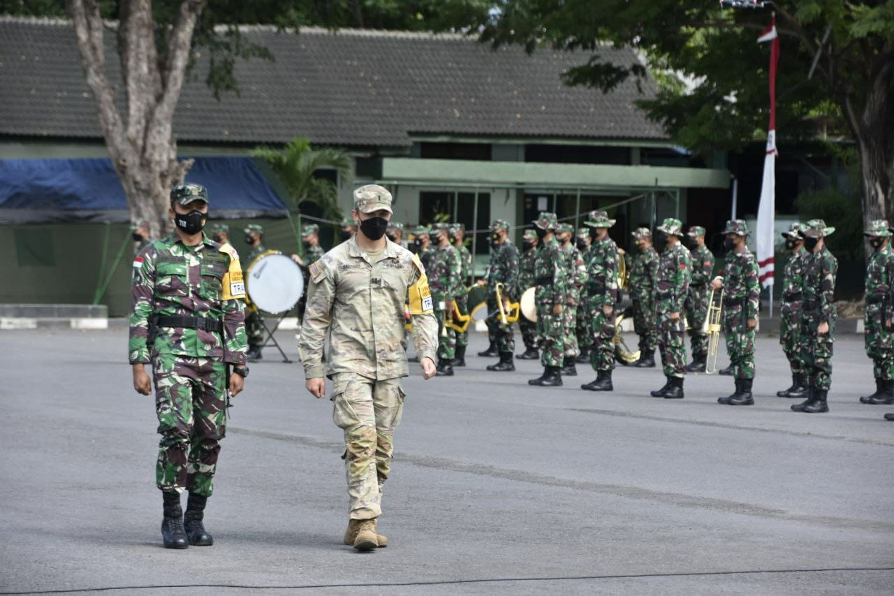Pangdam XIII/Merdeka Mayjen TNI Wanti W. F. Mamahit, M. Si dan Kolonel Ian E. Francis bertindak sebagai Inspektur Upacara pada Upacara Penutupan Latihan Bersama (Latma) Garuda Shield Ke 15 Tahun 2021.