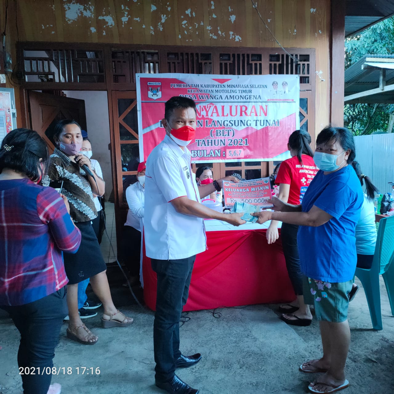 Penyerahan BLT Dandes kepada 61 KPM diserahkan langsung oleh Hukum Tua Desa Wanga Amongena Santi Seroan.