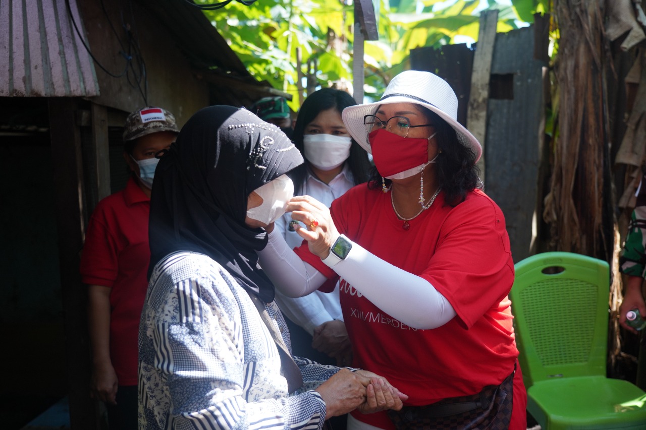 Bakti Sosial yang dipimpin langsung Ketua Persit KCK Daerah XIII/Merdeka Ny Yanti W.W.F Mamahit, Rabu (18/8).