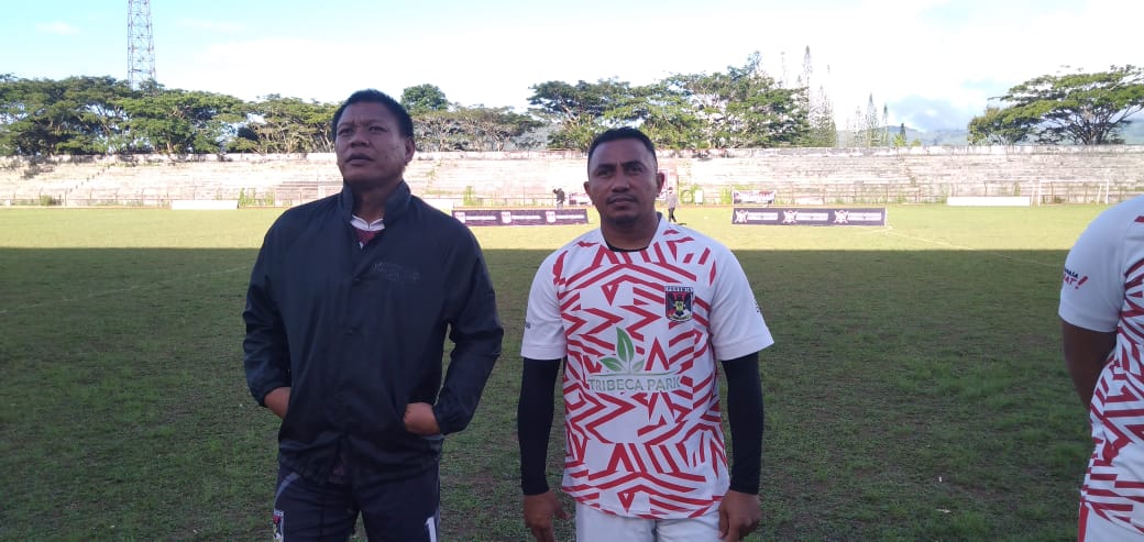 Jendry Pitoy (kiri) bersama Firman Utina, di sela peresmian Persmin Minahasa Football Academy di Stadion Maesa Tondano, Minahasa, Minggu (22/8).