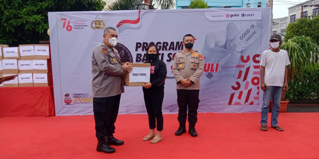 Karo SDM Polda Sulut Kombes Pol Octo Budhi Prasetyo (kiri) simbolis menyalurkan bantuan kepada warga terdampak pandemi, bertempat di Mapolresta Manado, Rabu (25/8) pagi.