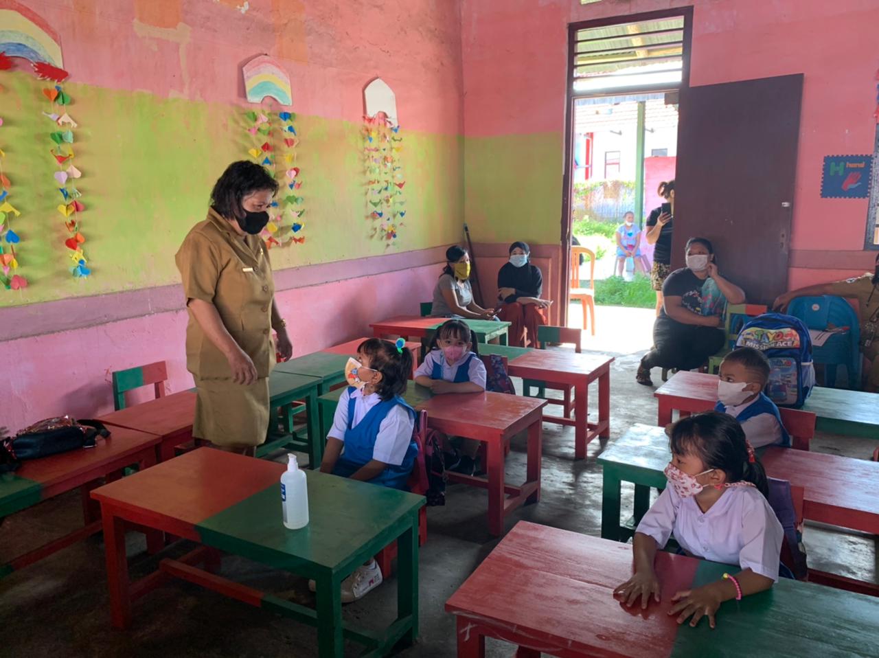 TATAP MUKA: Guru PAUD TK Negeri Pembina Sitim Julia A Dendaluhe S.Pd sementara membimbing anak-anak TK A, pukul 07:40 WITA, Senin (30/8). 