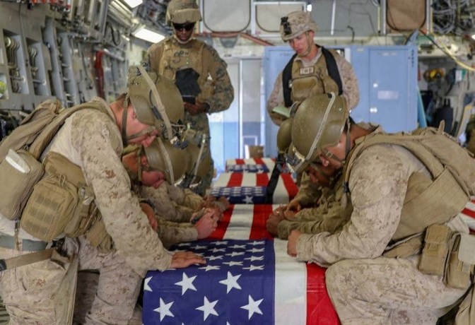 rajurit Marinir AS memberi penghormatan terakhir pada rekannya yang tewas akibat bom bunuh diri . (ANTARA/U.S. Central Command/Handout via Reuters)