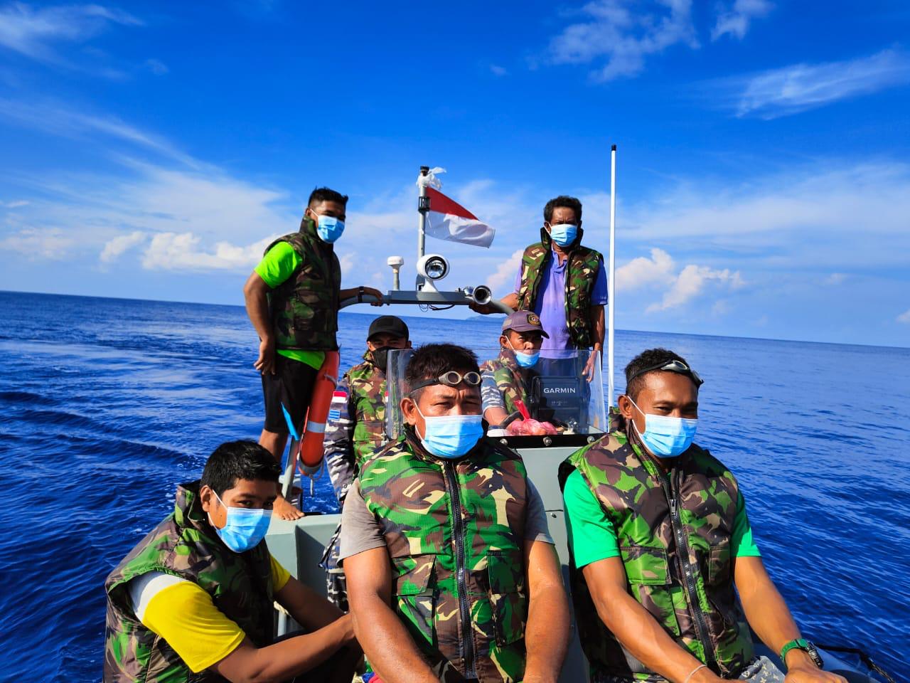 Personil POSAL Marore saat melakukan penjemputan masyarakat untuk mendapatkan layanan vaksinasi di Puskesmas Marore, Senin (23/8) (Istimewa)