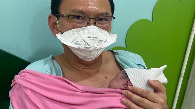 Basuki Tjahaja Purnama (BTP) alias Ahok dan Puput Nastiti Devi memberi nama menarik untuk anak kedua mereka. Bayi perempuan itu diberi nama Sarah Eliana Purnama. (Istimewa)