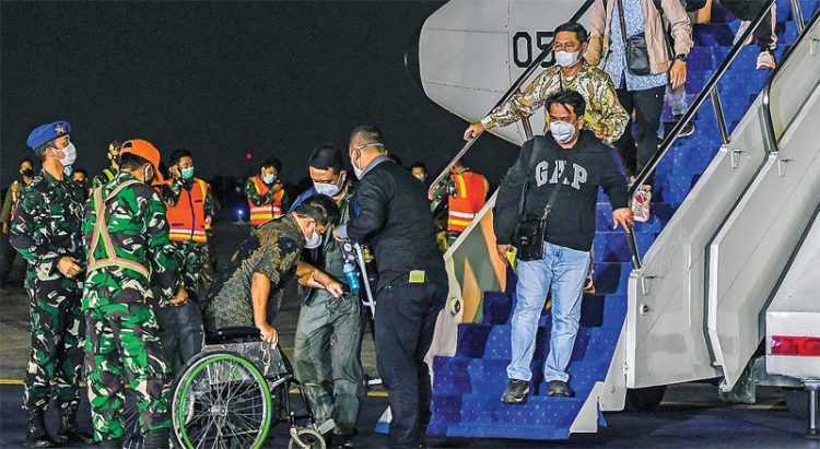 Sebanyak 26 WNI yang dievakuasi dari Afghanistan tiba di Bandara Halim Perdanakusuma kemarin dini hari (21/8). (GALIH PRADIPTA/POOL/ ANTARA)