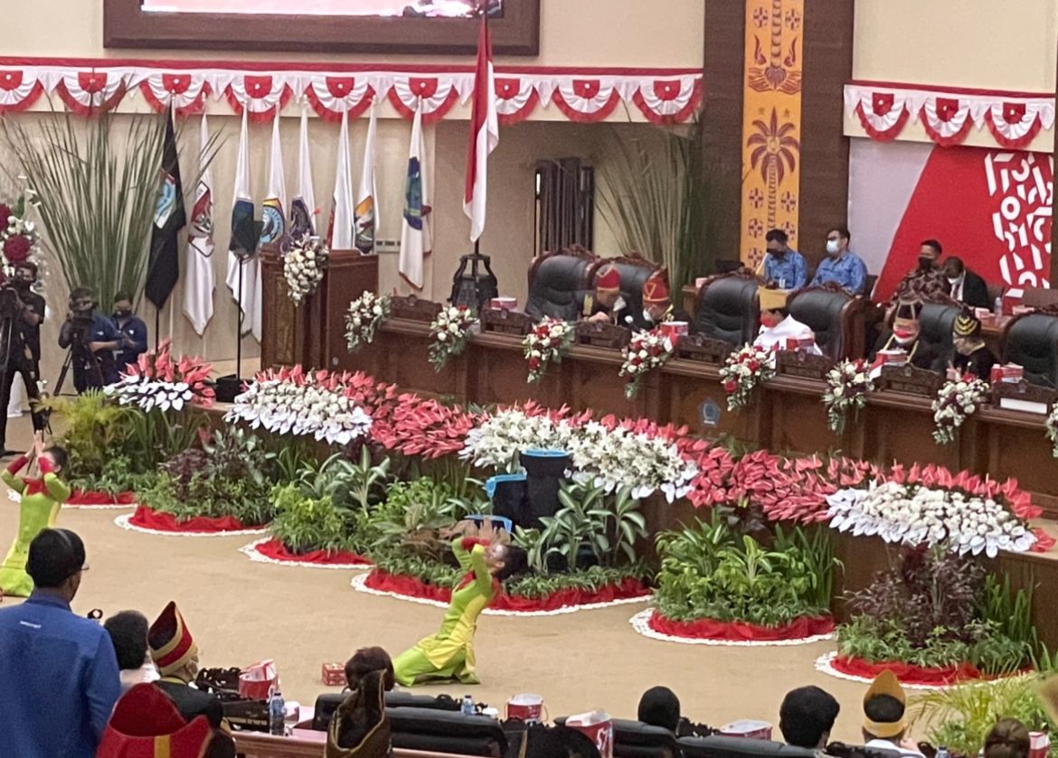 Suasana paripurna HUT 57 Sulut yang dibuka dengan tarian dari Bolaang Mongondow.