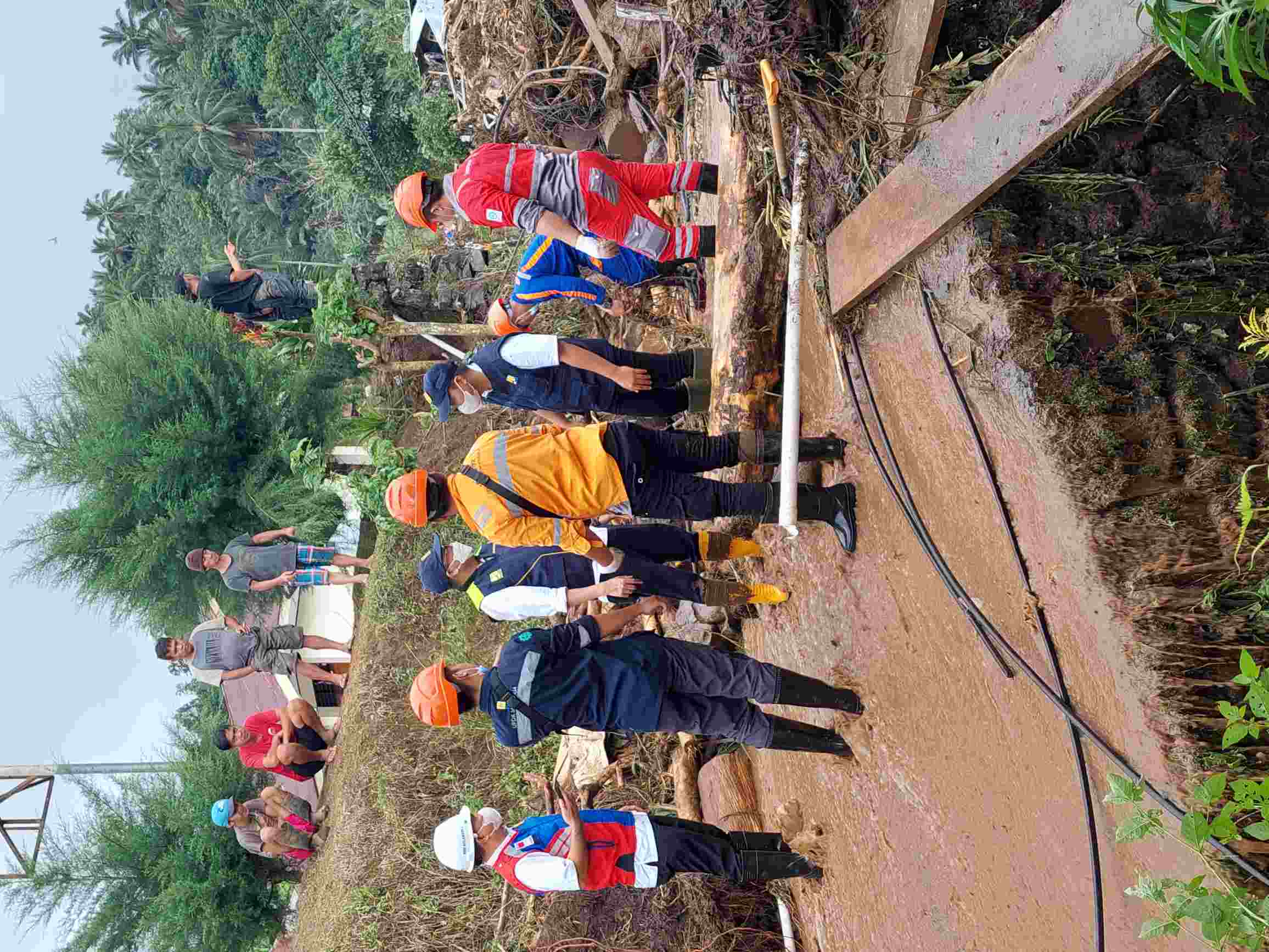 Plt. Kepala BWS Sulawesi I Feriyanto Pawenrusi bersama satgas penanggulangan bencana  saat memantau dampak banjir bandang di Minahasa Tenggara, (21/9)