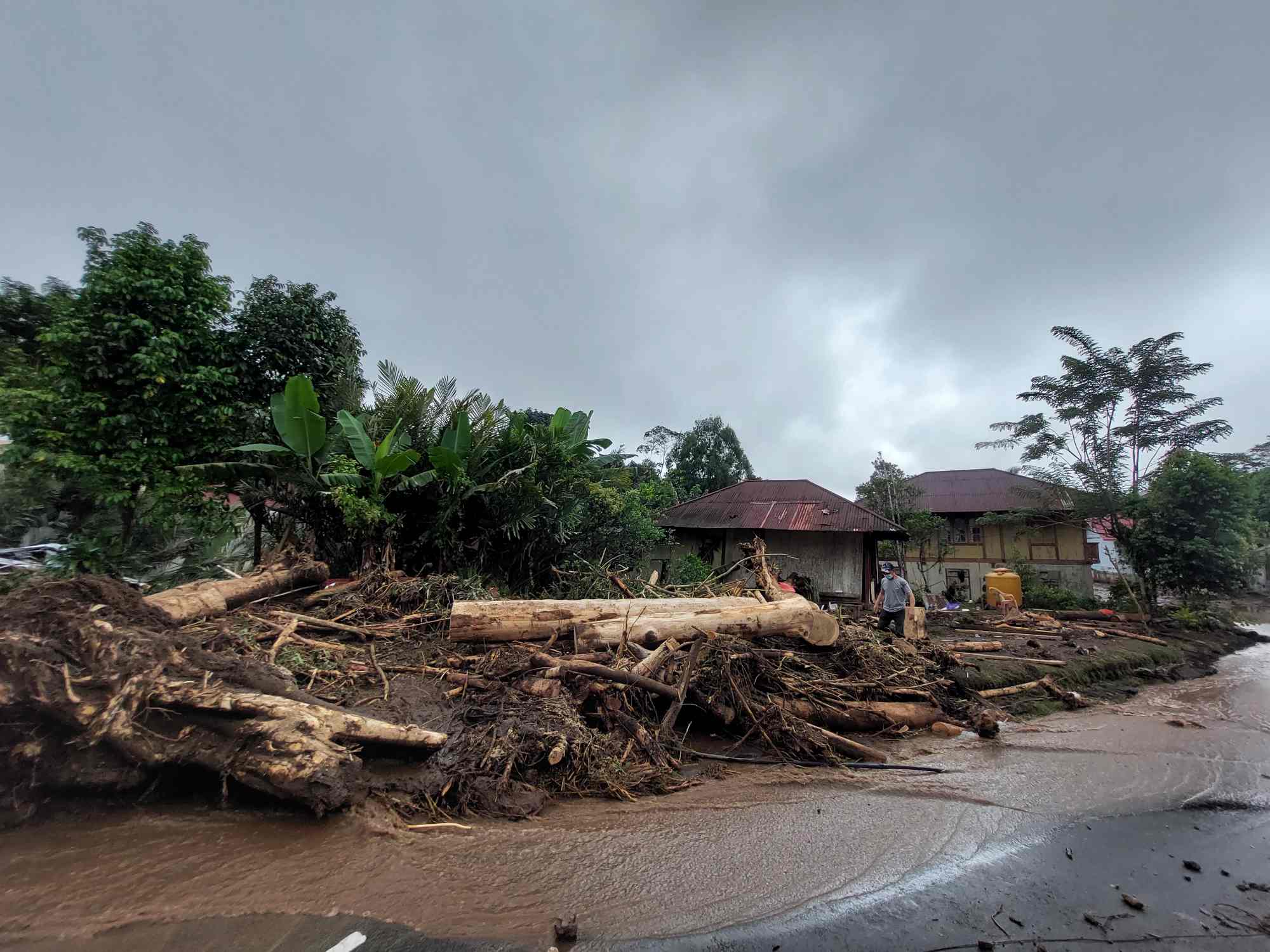 Tampak potongan kayu-kayu serta pohon dan lumpur yang dibawa oleh air hujan pada bencana banjir bandang tersebut.