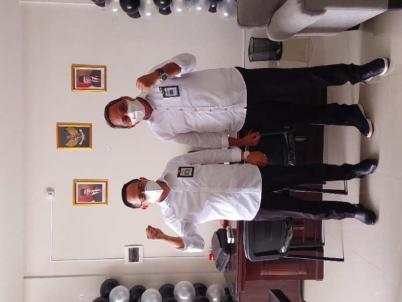 KARIB : Kepala BP2P Sulawesi I Recky Walter Lahope (kanan) bersama Kepala BP2P Kalimantan II Hujurat Lohy, disela-sela kegiatan pisah sambut di Kantor BP2P Sulawesi I, kemarin.