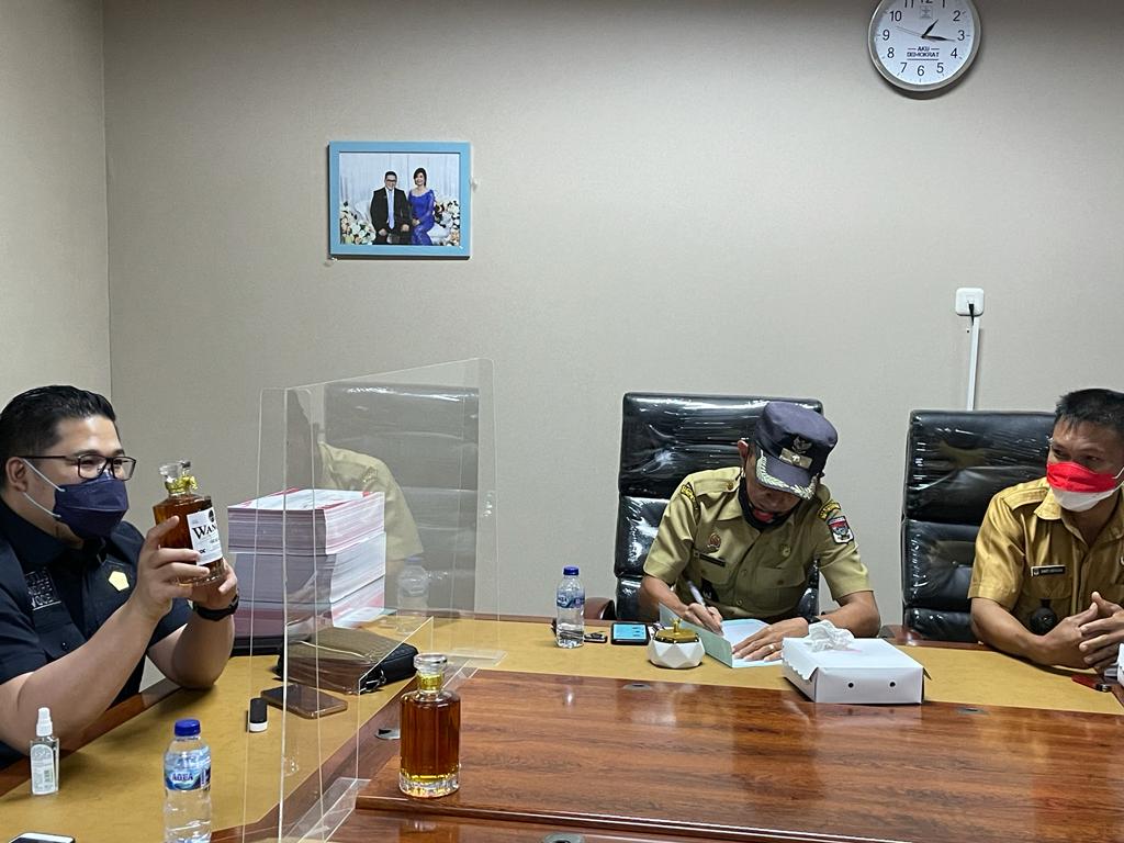 Kunjungan Hukum Tua Wanga dan produsen wiski Wangae ke Wakil Ketua DPRD Sulut Billy Lombok.