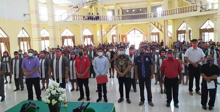 Ketua Panitia Rapat Konsultasi Tahunan Remaja Sinode GMIM Tahun 2021 Joune Ganda bersama anggota usai dilantik di Jemaat GMIM Getsemani Gangga I, Wilayah Gabata Likupang Barat, Minggu (26/9).