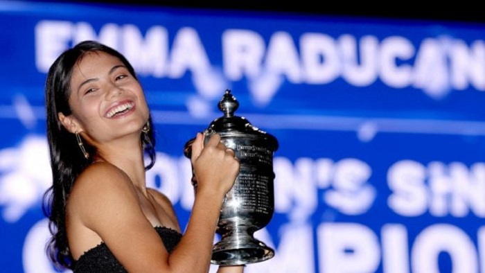 Emma Raducanu berpose dengan piala AS Terbuka 2021. (MATTHEW STOCKMAN / Getty Images via AFP)