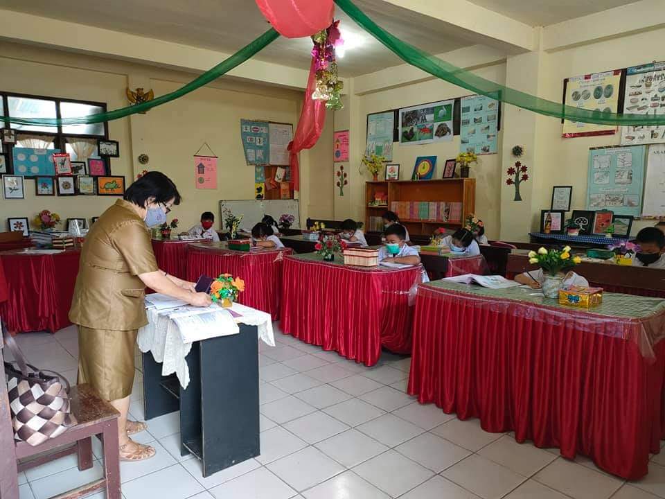DI UJI COBA: Suasana pelaksanaan PTM Terbatas di Kota Tomohon, Senin (6/9) lalu. 