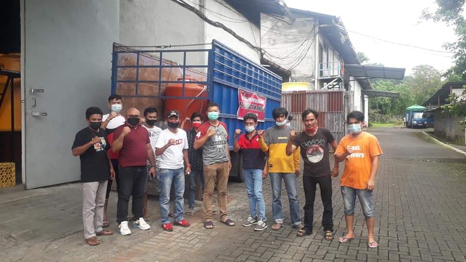 Pemerintah Desa Wanga bersama sejumlah perangkat desa dan warga membawa 6.750 liter captikus ke pabrik PT.HAI.