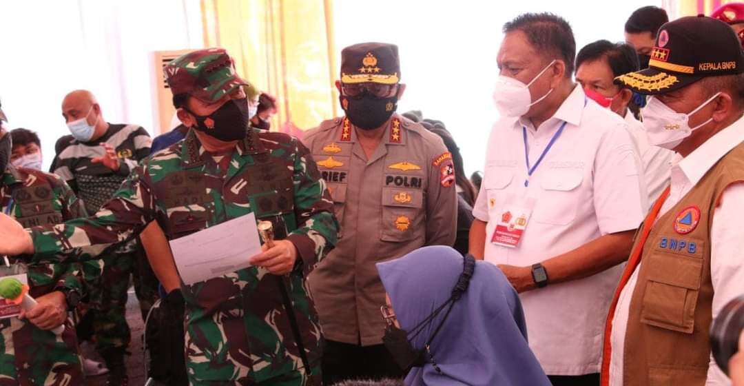 GENJOT VAKSINASI: Gubernur Sulut Olly Dondokambey saat mendampingi Panglima TNI Marsekal Hadi Tjahjanto saat memantau serbuan vaksinasi di halaman Kantor Gubernur Sulut, Sabtu (4/9) lalu.
