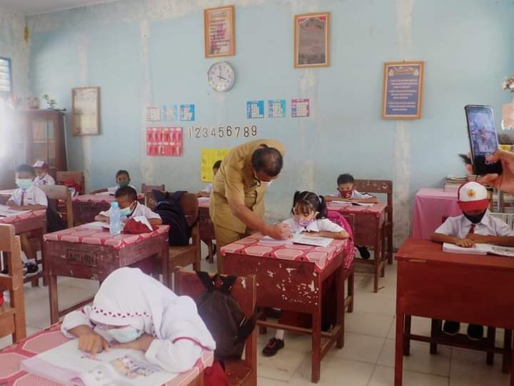 Bupati Depri Pontoh saat meninjau PTM di salah sekolah, Senin (6/9).